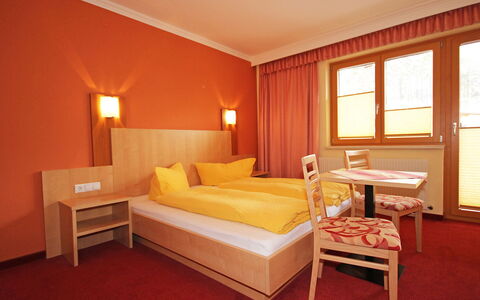 Sölden 100: Meubilair, Bed, Slaapkamer, Kamer, Plafond, Laken, Interieur Ontwerp, Eigendom, Bedding, Bed Frame