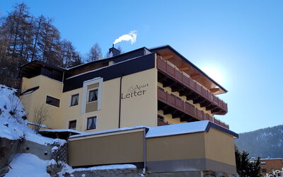 Sölden 100: Lucht, Gebouw, Eigendom, Sneeuw, Boom, Venster, Helling, Facade, Dak, Stad