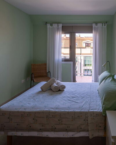 Edificio Bahia Ii: Gebouw, Venster, Comfort, Hout, Schaduw, Bed Frame, Interieur Ontwerp, Verdieping, Muur