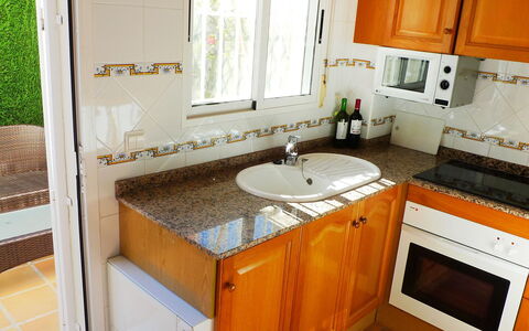Bella Tierra: Countertop, Kamer, Wastafel, Eigendom, Meubilair, Cabinetry, Keuken, Tegel, Verdieping, Badkamerkast