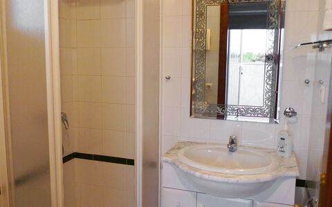 Bella Tierra: Badkamer, Eigendom, Kamer, Badkamer Accessoire, Badkamerkast, Loodgieterswerkinrichting, Muur, Tegel, Deur, Kraan