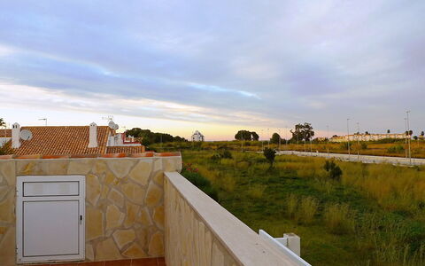 Bella Tierra: Eigendom, Muur, Huis, Lucht, Onroerend Goed, Land Lot, Huis, Dak, Woongebied, Gras
