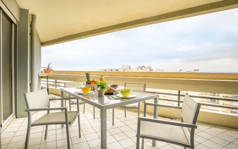 Canet-Plage 310: Meubilair, Lucht, Tafel, Gebouw, Bloem, Wolk, Fabriek, Hout, Schaduw, Stoel