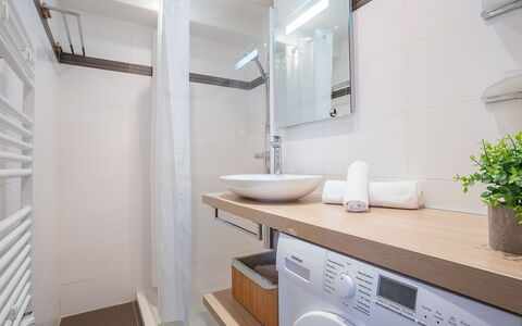 Canet-Plage 310: Wasruimte, Spiegel, Fabriek, Loodgieterswerkinrichting, Kraan, Badkamerkast, Cabinetry, Wastafel, Kamerplant, Badkamer