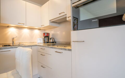 Canet-Plage 310: Cabinetry, Countertop, Fornuis, Toestel Van De Keuken, Wastafel, Huishoudapparatuur, Keuken, Gootsteen, Hout, Gebouw
