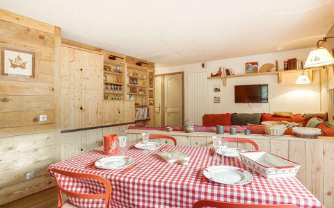 Saint Gervais 181: Tafel, Meubilair, Cabinetry, Eigendom, Gebouw, Stoel, Tafelkleed, Interieur Ontwerp, Fotolijst, Decoratie