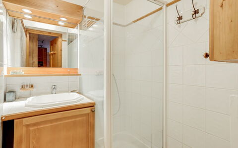 Saint Gervais 181: Spiegel, Badkamerkast, Loodgieterswerkinrichting, Wastafel, Kraan, Gebouw, Cabinetry, Wastafel In De Badkamer, Douche, Interieur Ontwerp
