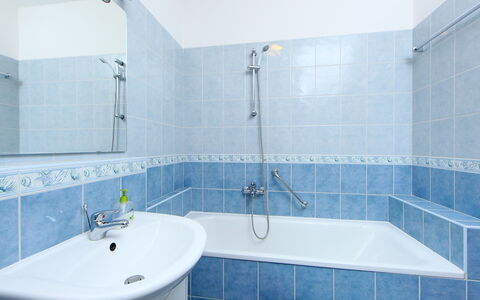 Nadori 1: Badkamer, Eigendom, Kamer, Tegel, Kraan, Interieur Ontwerp, Bad, Architectuur, Onroerend Goed, Verdieping