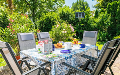 Nadori 1: Tafel, Fabriek, Meubilair, Eigendom, Stoel, Buitentafel, Natuur, Klapstoel, Boom, Buitenmeubels