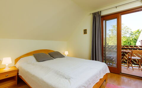 Nadori 2: Meubilair, Comfort, Gebouw, Hout, Textiel, Bed Frame, Interieur Ontwerp, Verdieping, Schaduw, Bed