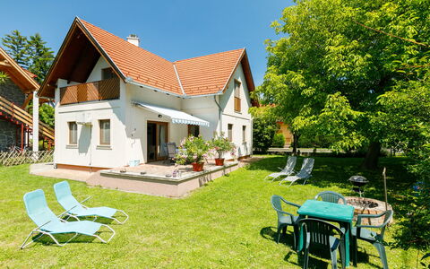 Nadori 2: Gebouw, Fabriek, Lucht, Meubilair, Land Lot, Boom, Buitenmeubels, Huis, Venster, Gras
