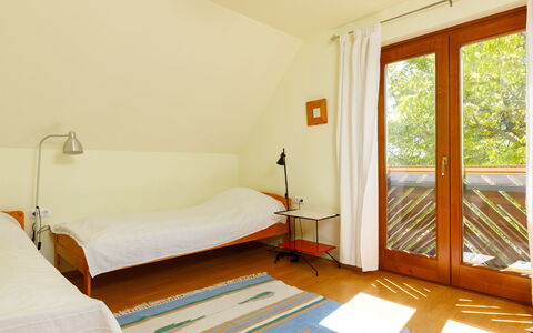 Nadori 2: Meubilair, Eigendom, Gebouw, Comfort, Hout, Textiel, Schaduw, Interieur Ontwerp, Oranje, Venster