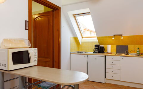 Nadori 2: Meubilair, Eigendom, Cabinetry, Tafel, Gebouw, Hout, Interieur Ontwerp, Verlichting, Oranje, Lade