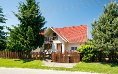 Scarlett: Fabriek, Lucht, Eigendom, Gebouw, Boom, Land Lot, Venster, Hek, Huis, Gras