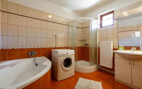 Scarlett: Gebouw, Wasruimte, Eigendom, Loodgieterswerkinrichting, Huis, Badkamer, Bad, Verlichting, Interieur Ontwerp