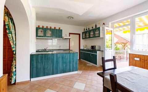 Scarlett: Cabinetry, Hout, Keuken, Countertop, Venster, Interieur Ontwerp, Kamerplant, Woonkamer, Flooring, Verdieping