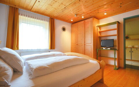 Ferienhaus Kofler: Bed, Slaapkamer, Kamer, Meubilair, Eigendom, Laken, Bed Frame, Bedding, Interieur Ontwerp, Plafond