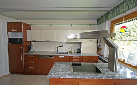 Ferienhaus Kofler: Countertop, Kamer, Eigendom, Cabinetry, Keuken, Meubilair, Gebouw, Huis, Interieur Ontwerp, Verdieping