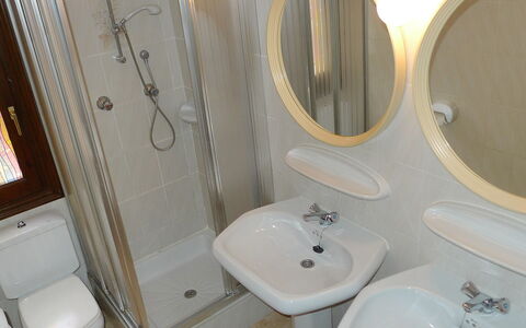 El Paradiso: Badkamer, Eigendom, Kamer, Toilet, Loodgieterswerkinrichting, Kraan, Wastafel In De Badkamer, Wc Bril, Muur, Badkamer Accessoire