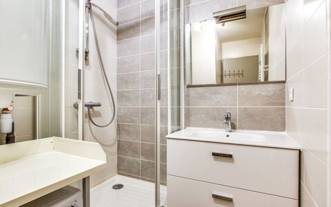 Les Rivages de Rochelongue: Badkamer, Kamer, Eigendom, Tegel, Kraan, Interieur Ontwerp, Verdieping, Architectuur, Loodgieterswerkinrichting, Meubilair