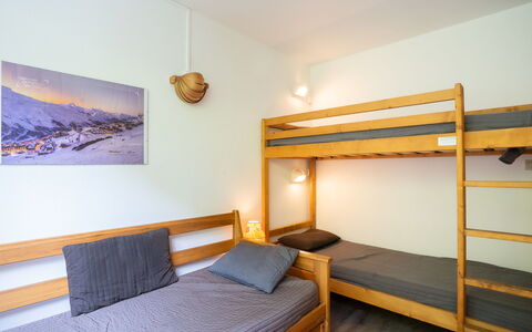 Les Menuires 420: Meubilair, Eigendom, Gebouw, Comfort, Hout, Bed Frame, Verlichting, Huis, Interieur Ontwerp, Verdieping