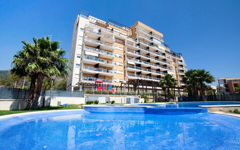 Calpe Calp 907: Lucht, Gebouw, Wolk, Water, Venster, Auto, Voertuig, Condominium, Stedelijk Ontwerp, Schaduw