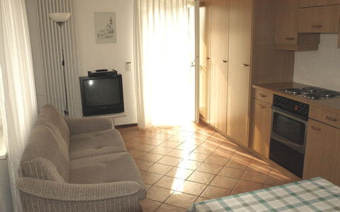 Al Ronchetto: Kamer, Eigendom, Meubilair, Verdieping, Gebouw, Interieur Ontwerp, Huis, Onroerend Goed, Tafel, Tegel