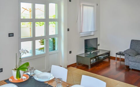 Rab Rab 220: Kamer, Eigendom, Woonkamer, Meubilair, Interieur Ontwerp, Gebouw, Koffietafel, Huis, Tafel, Verdieping