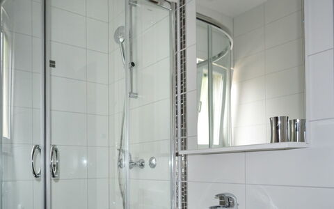 Rab Rab 220: Douchepaneel, Badkamer, Eigendom, Kamer, Douche, Tegel, Deur Van De Douche, Glas, Loodgieterswerkinrichting, Kraan