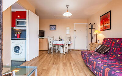 Les Sylvestres 345.8: Huis, Deur, Verblijf, Werf, Stoel, Buitenmeubels, Backyard, Buitentafel, Kamerplant, Luifel