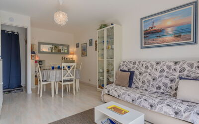 Les Sylvestres 345.5: Tafel, Eigendom, Meubilair, Bankstel, Fotolijst, Azure, Interieur Ontwerp, Verlichting, Woonkamer, Comfort