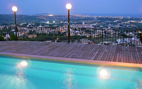 Mas Ambros: Zwembad, Lucht, Verlichting, Onroerend Goed, Water, Reflecting Pool, Architectuur, Nacht, Avond, Stad