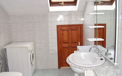 Margita: Badkamer, Eigendom, Kamer, Toilet, Wc Bril, Loodgieterswerkinrichting, Tegel, Verdieping, Interieur Ontwerp, Architectuur