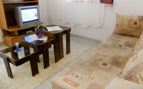 Margita: Kamer, Eigendom, Meubilair, Interieur Ontwerp, Tafel, Verdieping, Woonkamer, Hout, Huis, Flooring