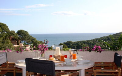 Begur 760: Eigendom, Restaurant, Toevlucht, Vakantie, Lucht, Toerisme, Tafel, Onroerend Goed, Huis, Zee