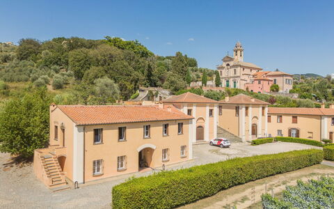 Sestri Levante 200: Lucht, Fabriek, Gebouw, Venster, Boom, Huis, Gras, Woongebied, Facade, Landschap