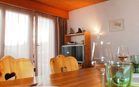 Valetta Sura: Kamer, Eigendom, Oranje, Interieur Ontwerp, Tafel, Meubilair, Eetkamer, Onroerend Goed, Gebouw, Huis