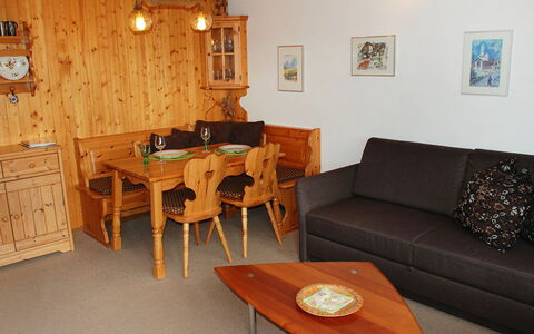 Valetta Sura: Kamer, Meubilair, Eigendom, Woonkamer, Tafel, Interieur Ontwerp, Huis, Gebouw, Verdieping, Onroerend Goed