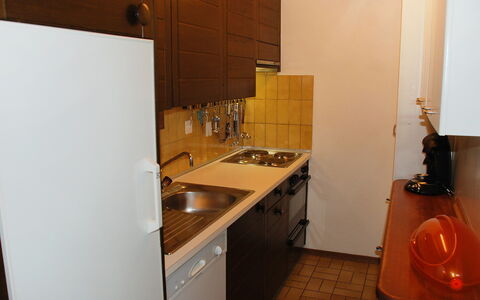 Valetta Sura: Kamer, Eigendom, Meubilair, Keuken, Huis, Cabinetry, Gebouw, Verdieping, Interieur Ontwerp, Architectuur