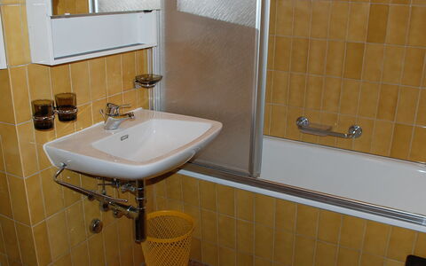 Valetta Sura: Badkamer, Wastafel In De Badkamer, Tegel, Kamer, Kraan, Wastafel, Eigendom, Muur, Loodgieterswerkinrichting, Badkamer Accessoire