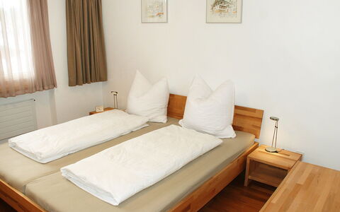 Valetta Sura: Meubilair, Bed, Slaapkamer, Kamer, Eigendom, Bed Frame, Matras, Interieur Ontwerp, Laken, Verdieping