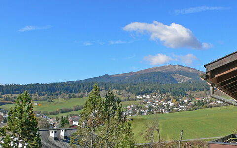 Valetta Sura: Lucht, Bergachtig Landvormen, Berg, Bergketen, Eigendom, Wolk, Dag, Heuvel, Heuvel Station, Boom