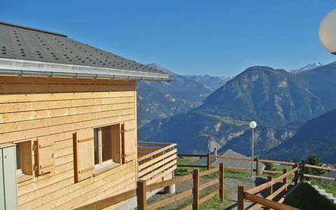 Maiensäss Komfort: Berg, Bergachtig Landvormen, Eigendom, Lucht, Huis, Blokhut, Bergketen, Dak, Huis, Gebouw
