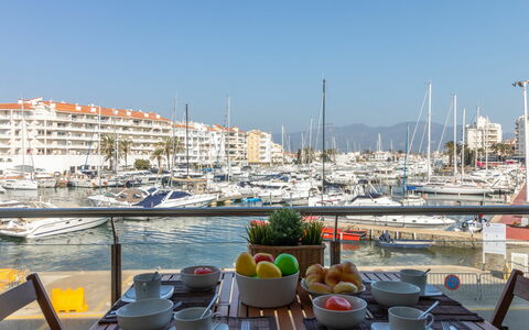Empuriabrava 122: Water, Lucht, Tableware, Dag, Eigendom, Tafel, Boot, Watercraft, Gebouw, Voertuig