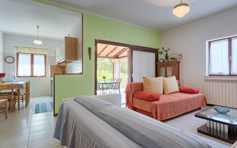 Licia: Meubilair, Venster, Gebouw, Fotolijst, Groen, Blind Venster, Hout, Azure, Comfort, Tafel