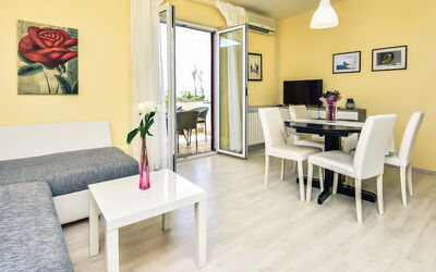 Marija 111.1: Tafel, Meubilair, Fotolijst, Bankstel, Fabriek, Bloem, Kamerplant, Stoel, Comfort, Woonkamer