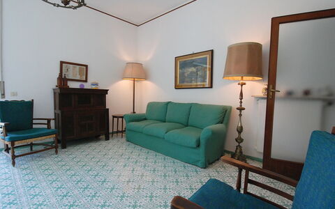 Riviera Massa: Kamer, Meubilair, Eigendom, Gebouw, Turkoois, Interieur Ontwerp, Onroerend Goed, Huis, Tafel, Verdieping