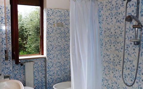 Riviera Massa: Badkamer, Kamer, Douchegordijn, Eigendom, Gordijn, Interieur Ontwerp, Badkamer Accessoire, Venster Behandeling, Huis, Textiel