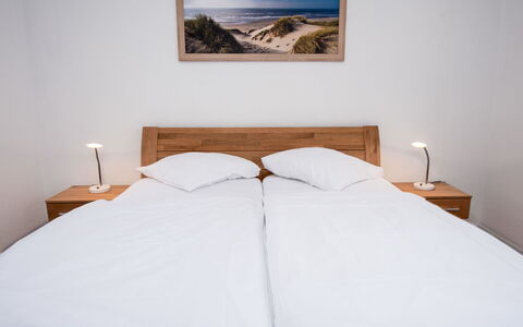 Norddeich 157: Bed, Slaapkamer, Bedding, Hout, Meubilair, Laken, Linens, Verdieping, Bed Frame, Interieur Ontwerp