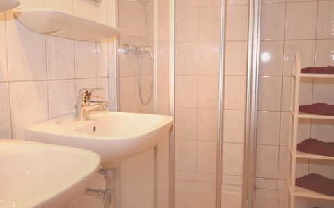 Christoph: Badkamer, Eigendom, Kamer, Tegel, Architectuur, Interieur Ontwerp, Muur, Kraan, Badkamer Accessoire, Loodgieterswerkinrichting